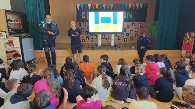 Alumnado del CEIP Plurilingüe Víctor López Seoane durante la jornada de sensibilización previa a la carrera.
