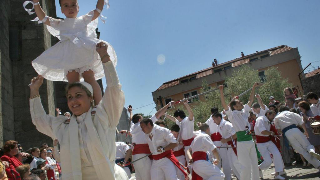 Danza das Espadas e das Penlas durante la Festa da Coca, en Redondela.