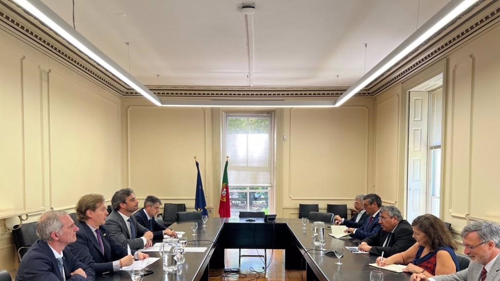 El Vicepresidente segundo de la Xunta y conselleiro de Presidencia, Xustiza e Deportes, Diego Calvo, reunido con el nuevo presidente de la Comisión de Coordinación e Desenvolvemento Rexional do Norte de Portugal, António Cunha.
