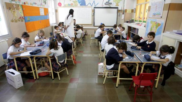 Foto de archivo de alumnos en un aula