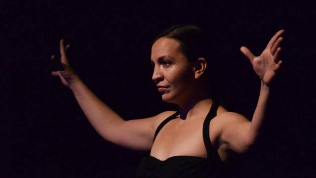 Mujer actuando en una obra de teatro- Estados emotivos de la impro