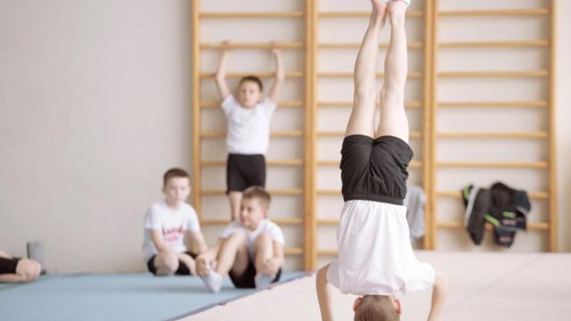 Niños en una clase de educación física
