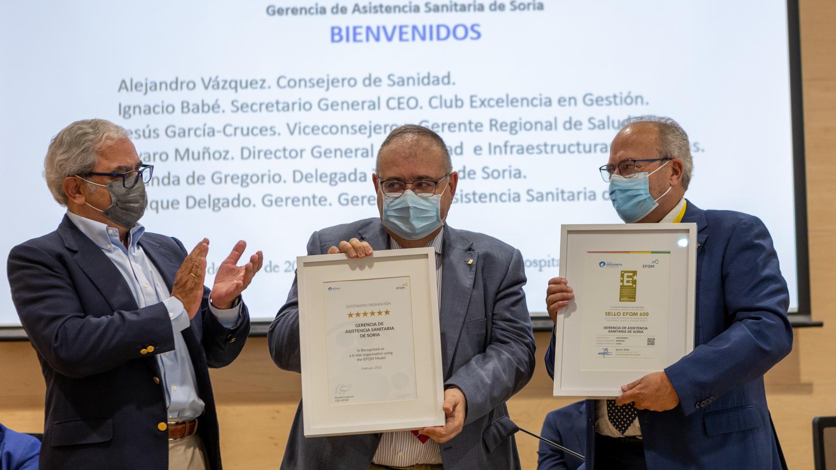 Alejandro Vázquez, en el centro de la imagen, asiste a la entrega del Sello EFQM 600