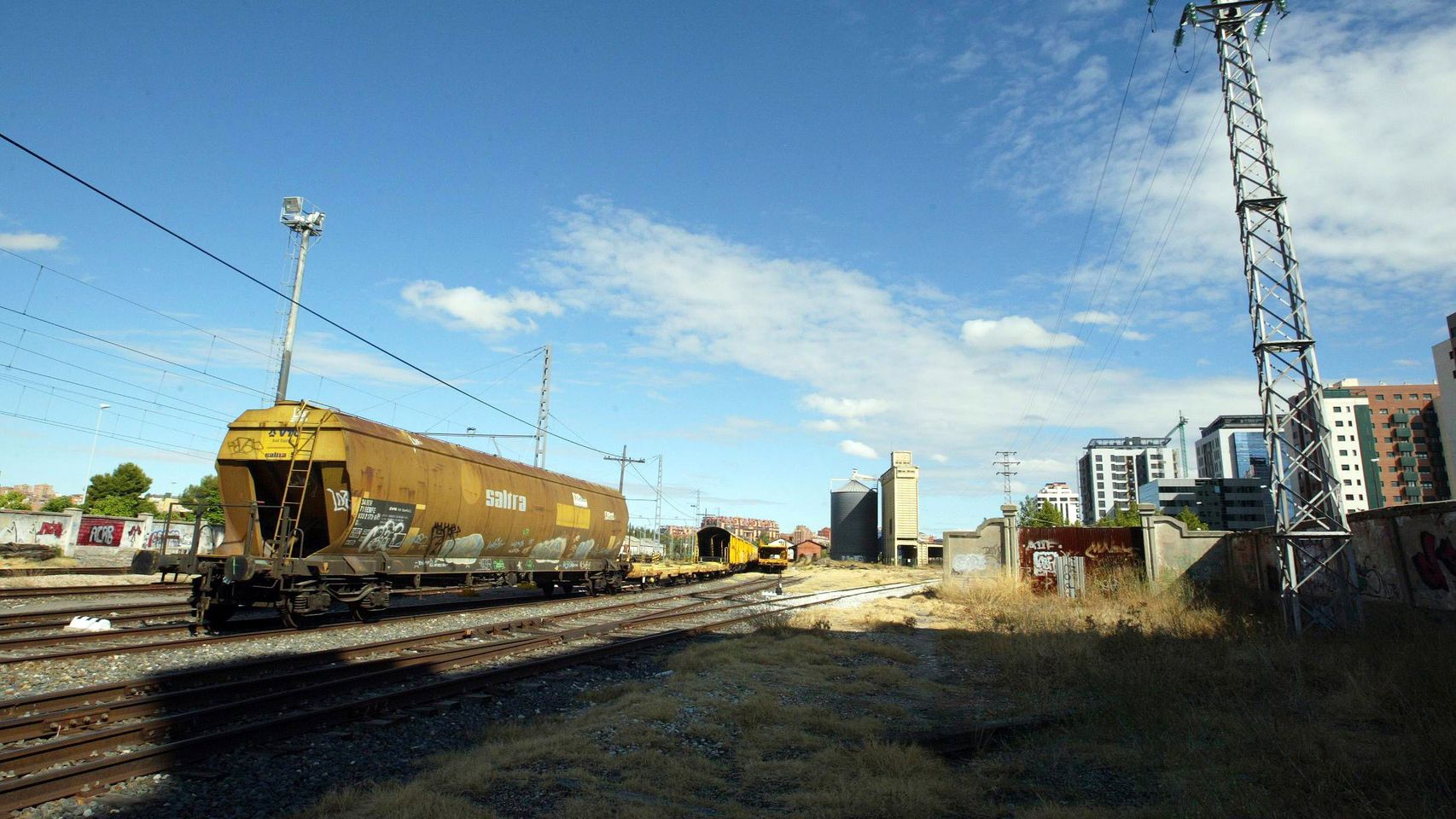 Imagen de las vías férreas para el transporte de vehículos de la estación de Ariza en Valladolid.