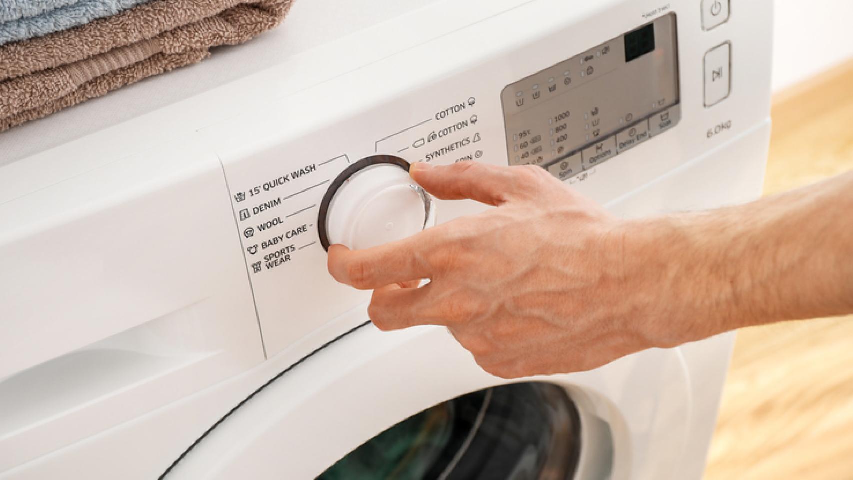 Poner bolas de papel de aluminio en tu colada: el truco que desconocías y salvará tu ropa