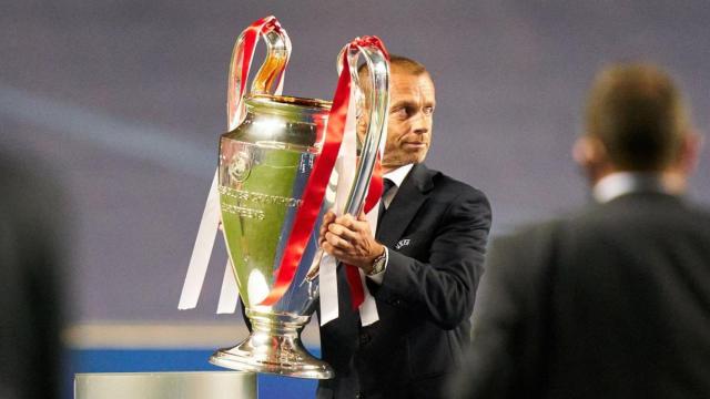 Alexander Ceferin con el trofeo de la Champions League