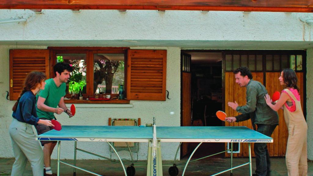 Itsaso Arana, Francesco Carril, Vito Sanz e Irene Escolar juegan al ping-pong en 'Tenéis que venir a verla'.