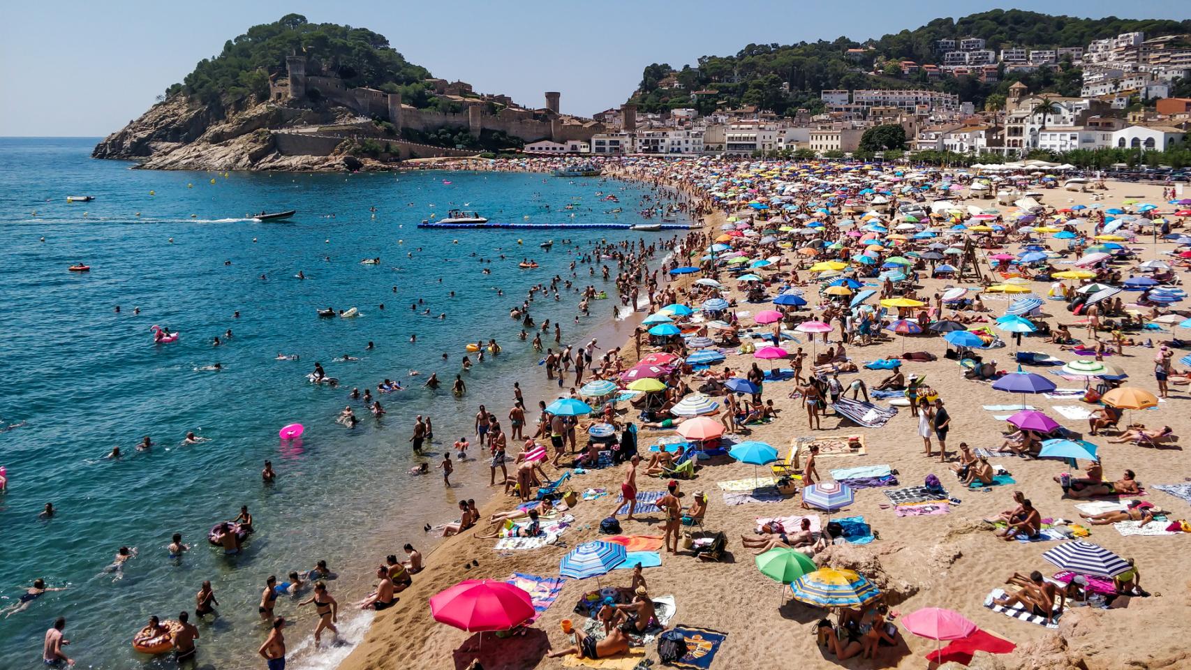 Imagen de archivo de turistas en una playa.
