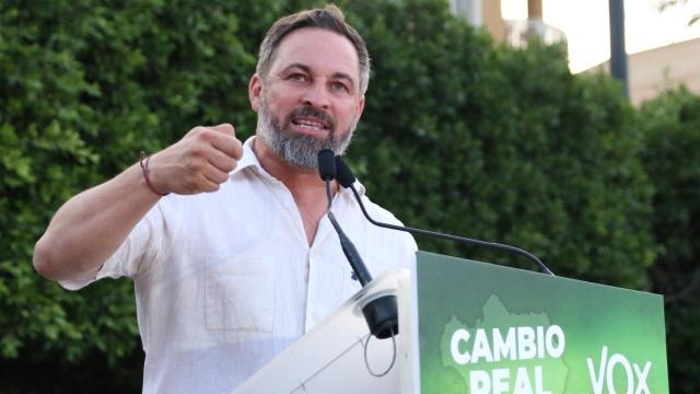 Abascal carga contra la inmigración en El Ejido: 30.000 ilegales disfrutan de la Sanidad andaluza