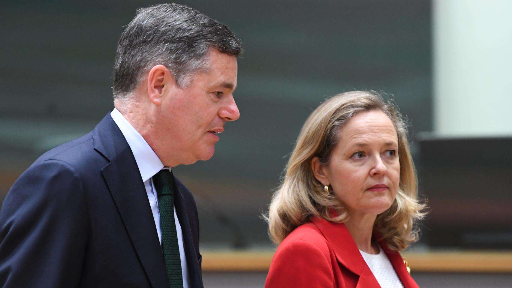 Nadia Calviño conversa con el presidente del Eurogrupo, Paschal Donohoe, durante la última reunión de mayo