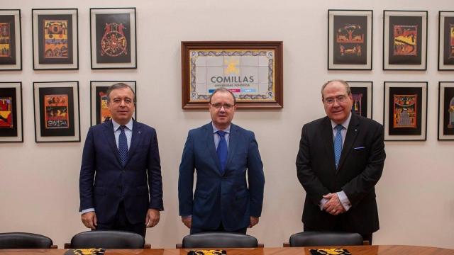 Francisco Botas, consejero delegado de Abanca; Enrique Sanz, rector de la Universidad Pontificia Comillas, y Miguel Ángel Escotet, presidente de Afundación.