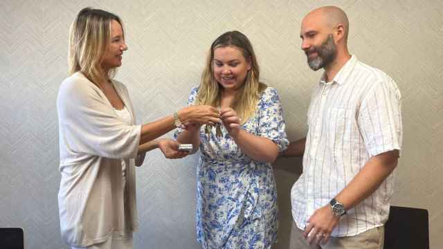 Marta Fernández-Tapias entrega las llaves a una pareja de nuevos inquilinos.