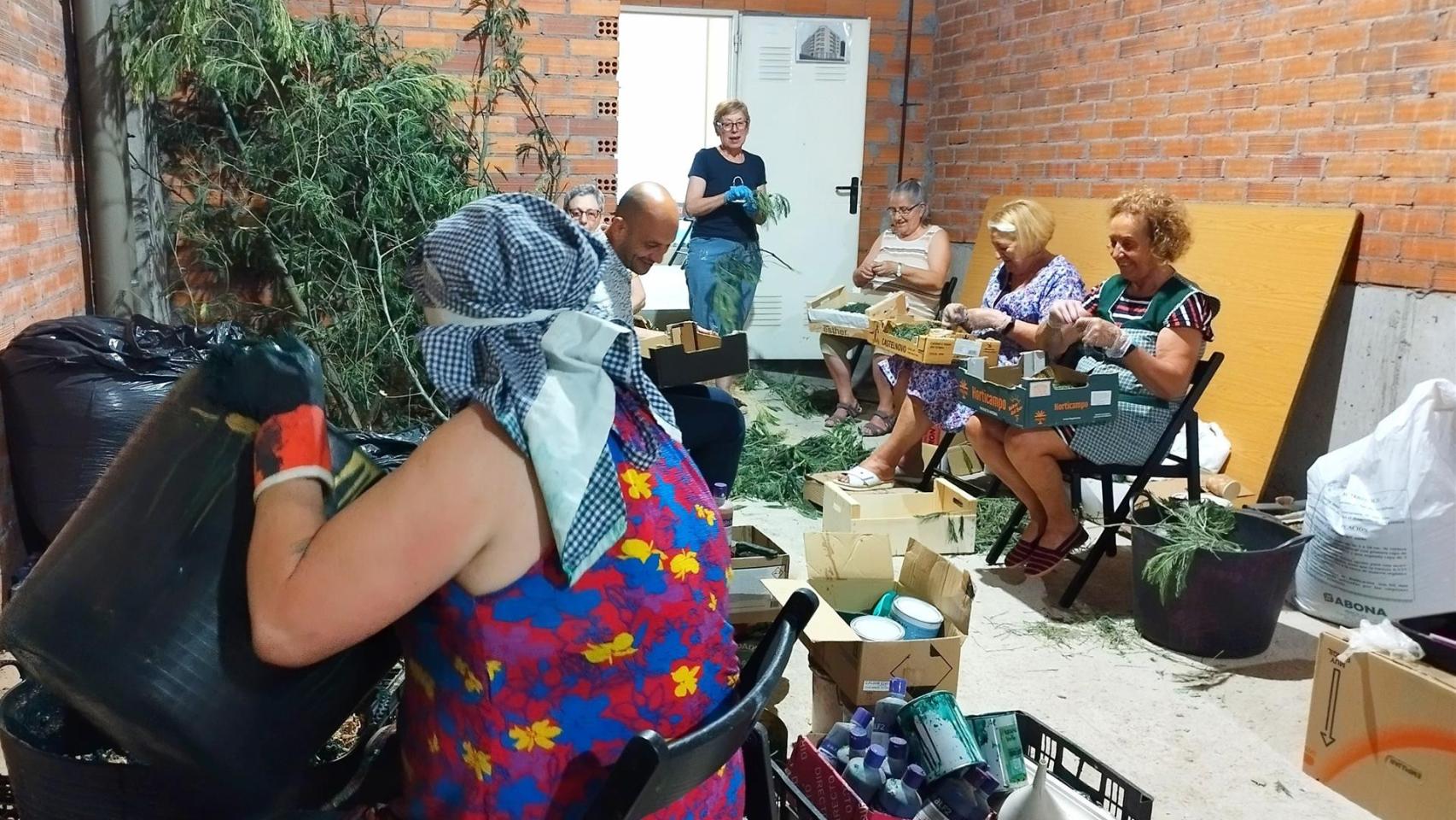 El alcalde de O Porriño, Alejandro Lorenzo, reunido con varias voluntarias de la Asociación de amas de casa, consumidores y usuarios Rosais.