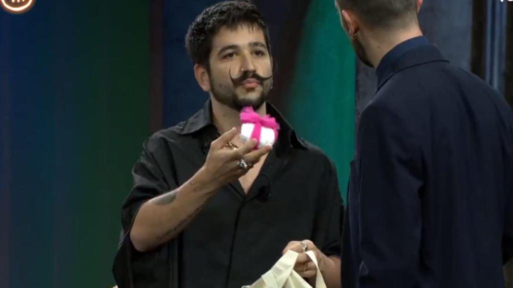 Camilo regala a Broncano un pañal de su hija: “La otra vez me dijiste que mi regalo era una mierda”