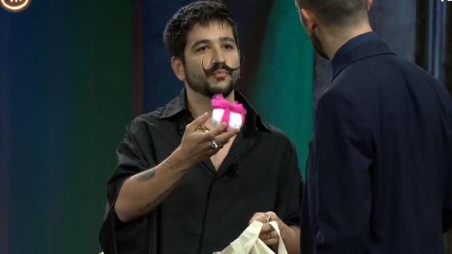 Camilo regala a Broncano un pañal de su hija: “La otra vez me dijiste que mi regalo era una mierda”