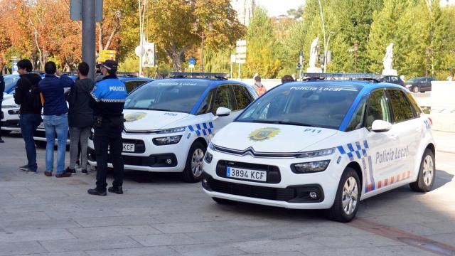 Imagen de archivo de un agente y coches de la Policía Local de Burgos