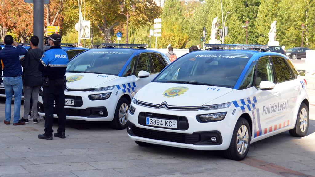 Imagen de archivo de un agente y coches de la Policía Local de Burgos