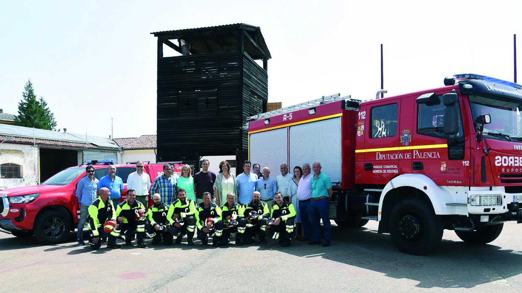 Imagen de la entrega del vehículo en el parque de Bomberos de Herrera de Pisuerga