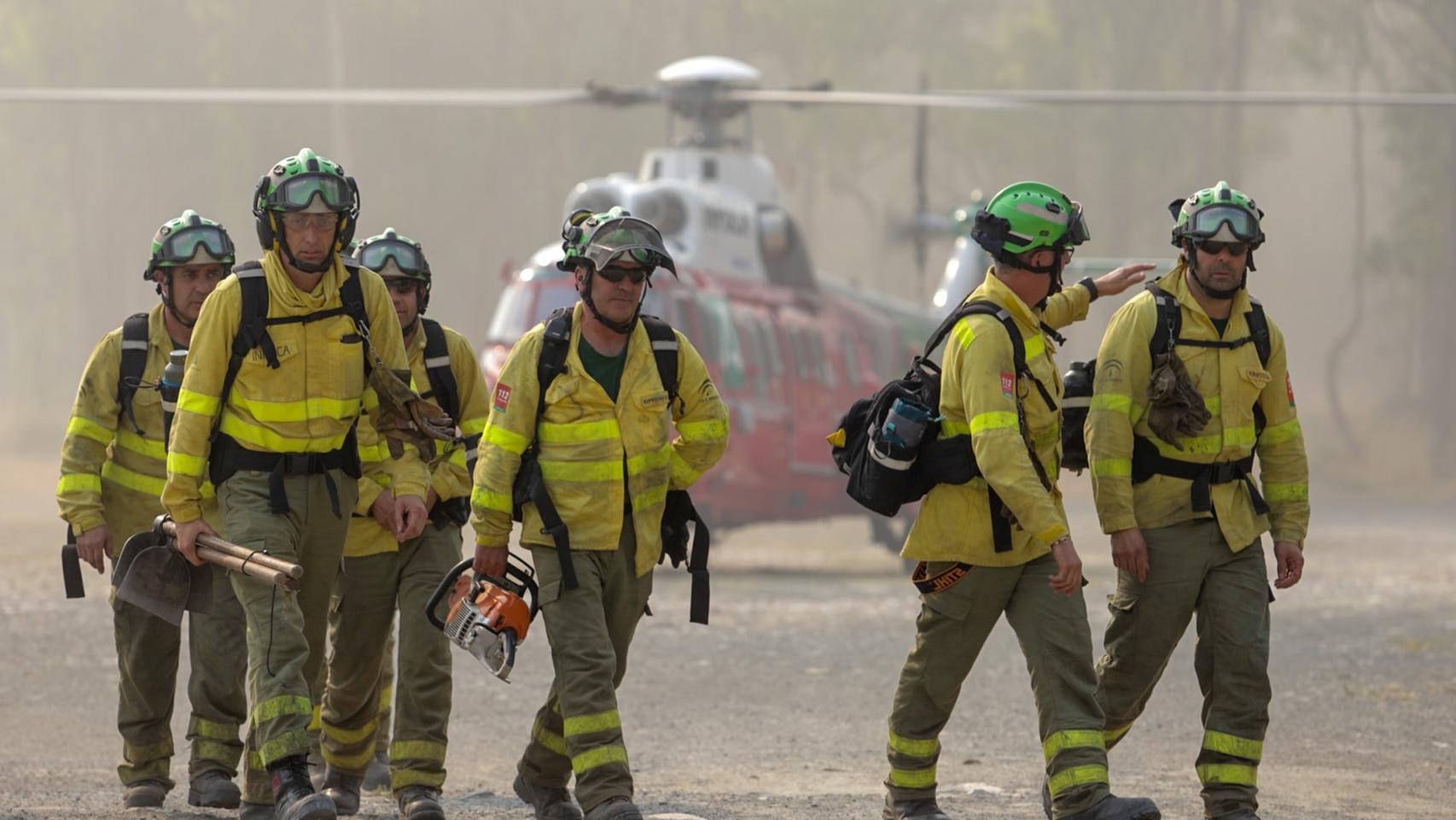 Bomberos en el incendio de Pujerra.