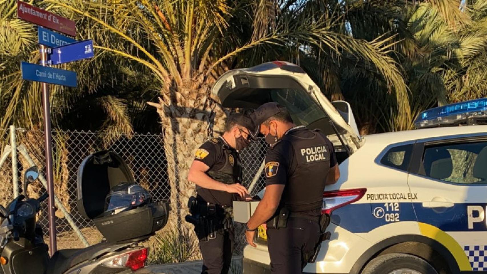 Dos policías locales de Elche en imagen de archivo.
