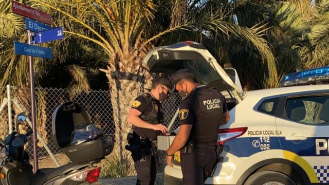 Dos policías locales de Elche en imagen de archivo.