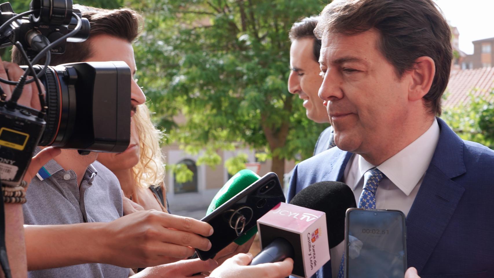Mañueco atiende a la prensa antes de intervenir en la presentación del V Plan de Internacionalización Empresarial