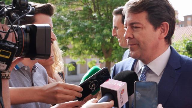Mañueco atiende a la prensa antes de intervenir en la presentación del V Plan de Internacionalización Empresarial