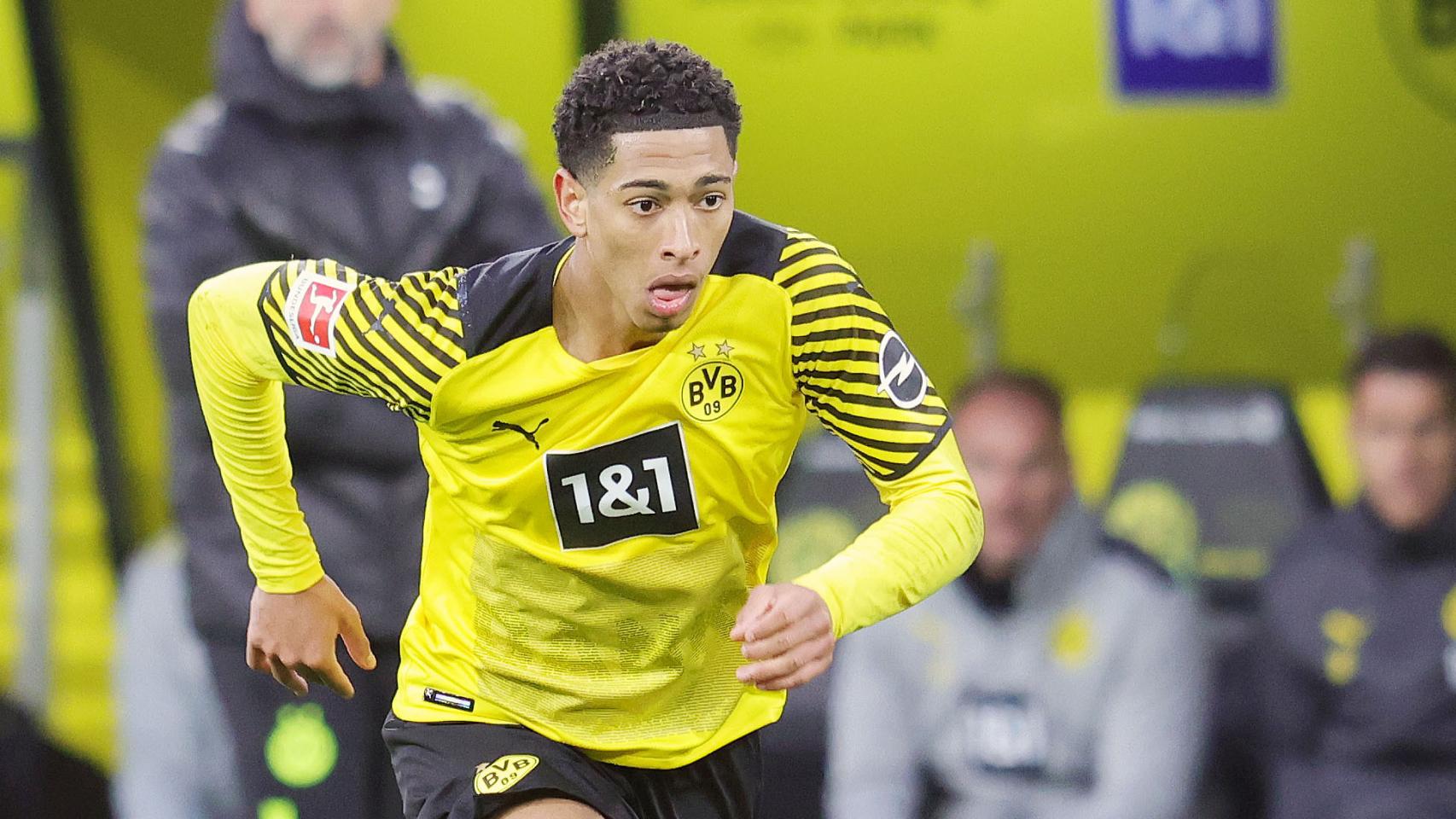 Jude Bellingham conduce el balón durante un partido del Borussia Dortmund