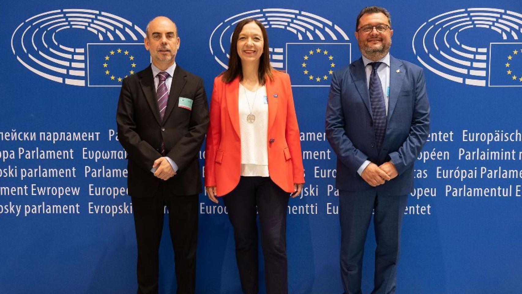 Luis Encarnaçao (AMPV), Rosa Melchor (ACEVIN) y Angelo Radica (ANCV).