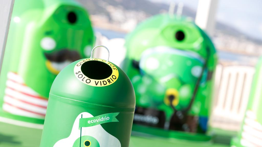 Imagen de archivo de contenedores verdes.