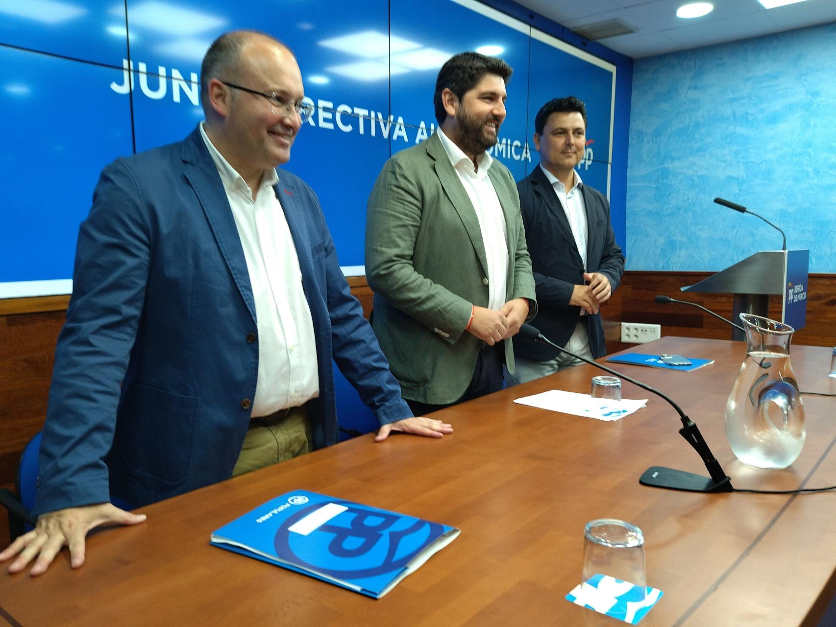 El vicesecretario general de Organización del PP nacional, Miguel Tellado; el presidente del PP de Murcia, Fernando López Miras, y el secretario de organización en Murcia, José Miguel Luengo, este miércoles, en la junta directiva donde se ha acordado la celebración del congreso del partido.