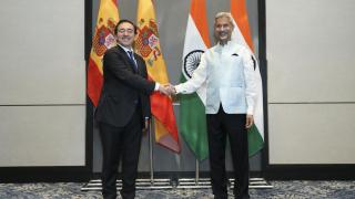 José Manuel Albares, con su el ministro indio de Exteriores,  Subrahmanyam Jaishankar, en Nueva Dehli.