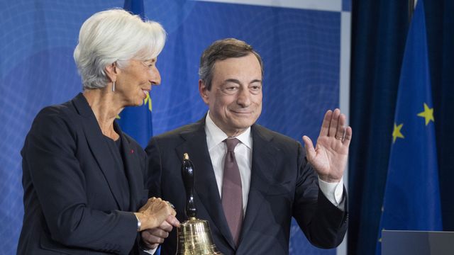 Christine Lagarde, actual presidenta del BCE,  junto a Mario Draghi, su antecesor en el cargo.