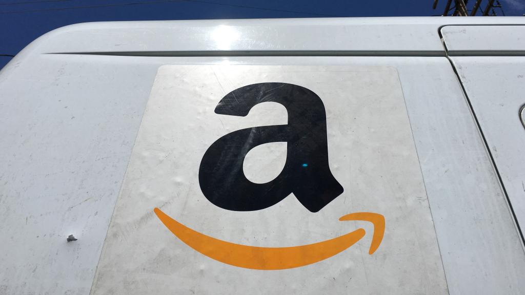 Logo de Amazon en una furgoneta de reparto en Los Ángeles (EEUU)