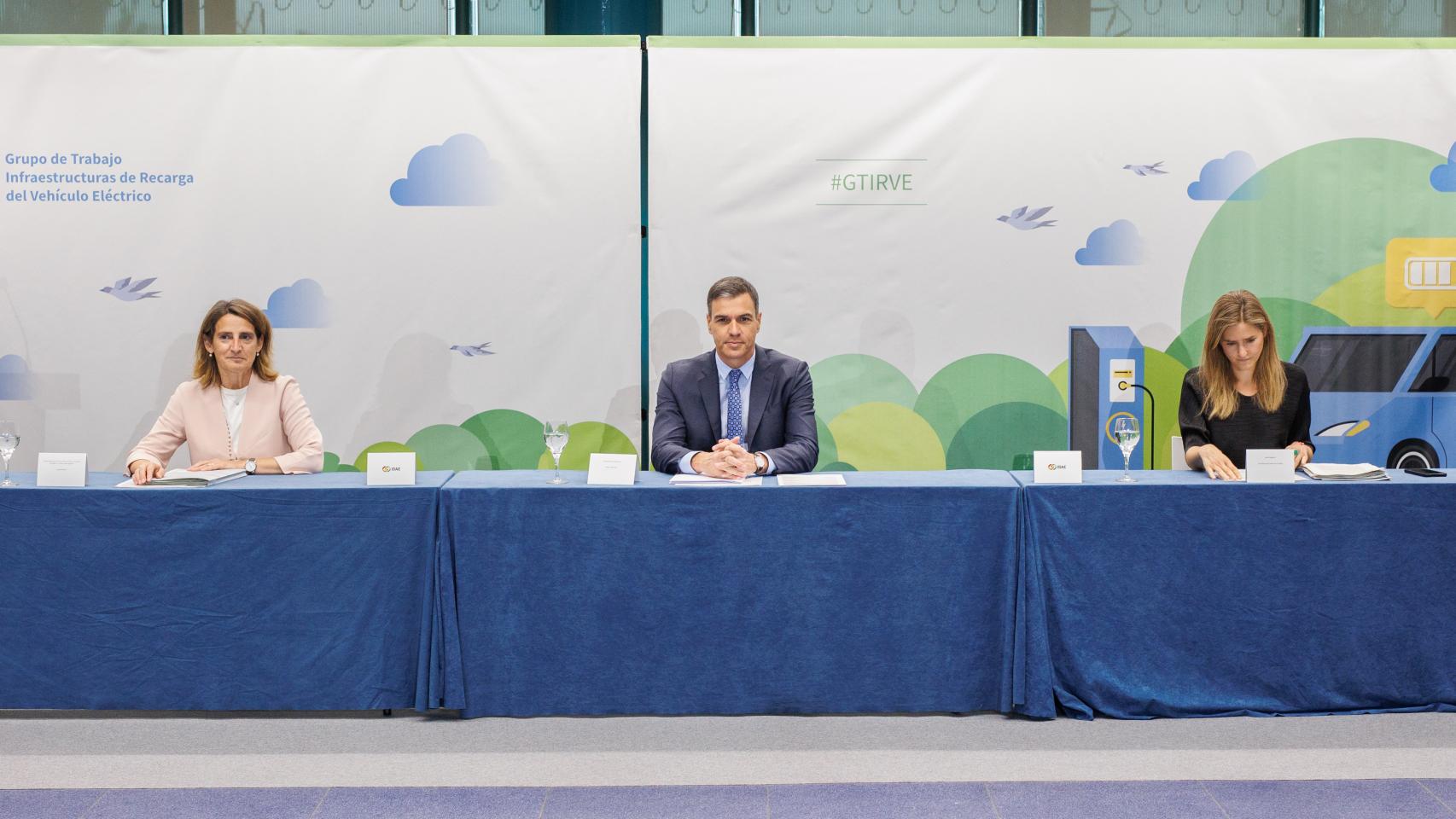 La vicepresidenta tercera y ministra para la Transición Ecológica y el Reto Demográfico, Teresa Ribera; el presidente del Gobierno, Pedro Sánchez y la secretaria de Estado de Energía, Sara Aagesen Muñoz