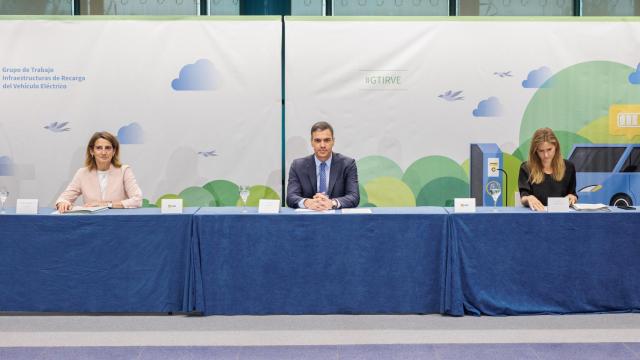 La vicepresidenta tercera y ministra para la Transición Ecológica y el Reto Demográfico, Teresa Ribera; el presidente del Gobierno, Pedro Sánchez y la secretaria de Estado de Energía, Sara Aagesen Muñoz