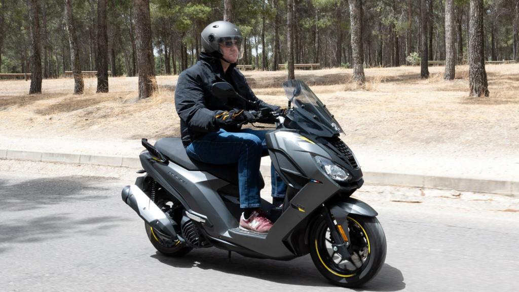 El scooter Peugeot Pulsion 125 es un scooter con un enfoque urbano.