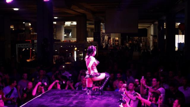 Una actriz porno actúa durante un festival de cine X.