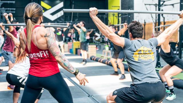 Natalia Díez, jefa de CrossFit España, de espaldas durante una formación para entrenadores..
