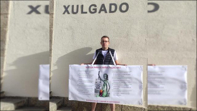 Un padre se manifiesta en los juzgados de Arzúa (A Coruña).