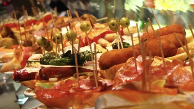 Pintxos expuestos en un bar
