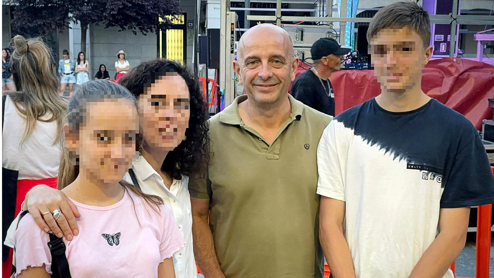 Pedro Llorente y sus hijos Sacha (derecha) y María (izquierda).