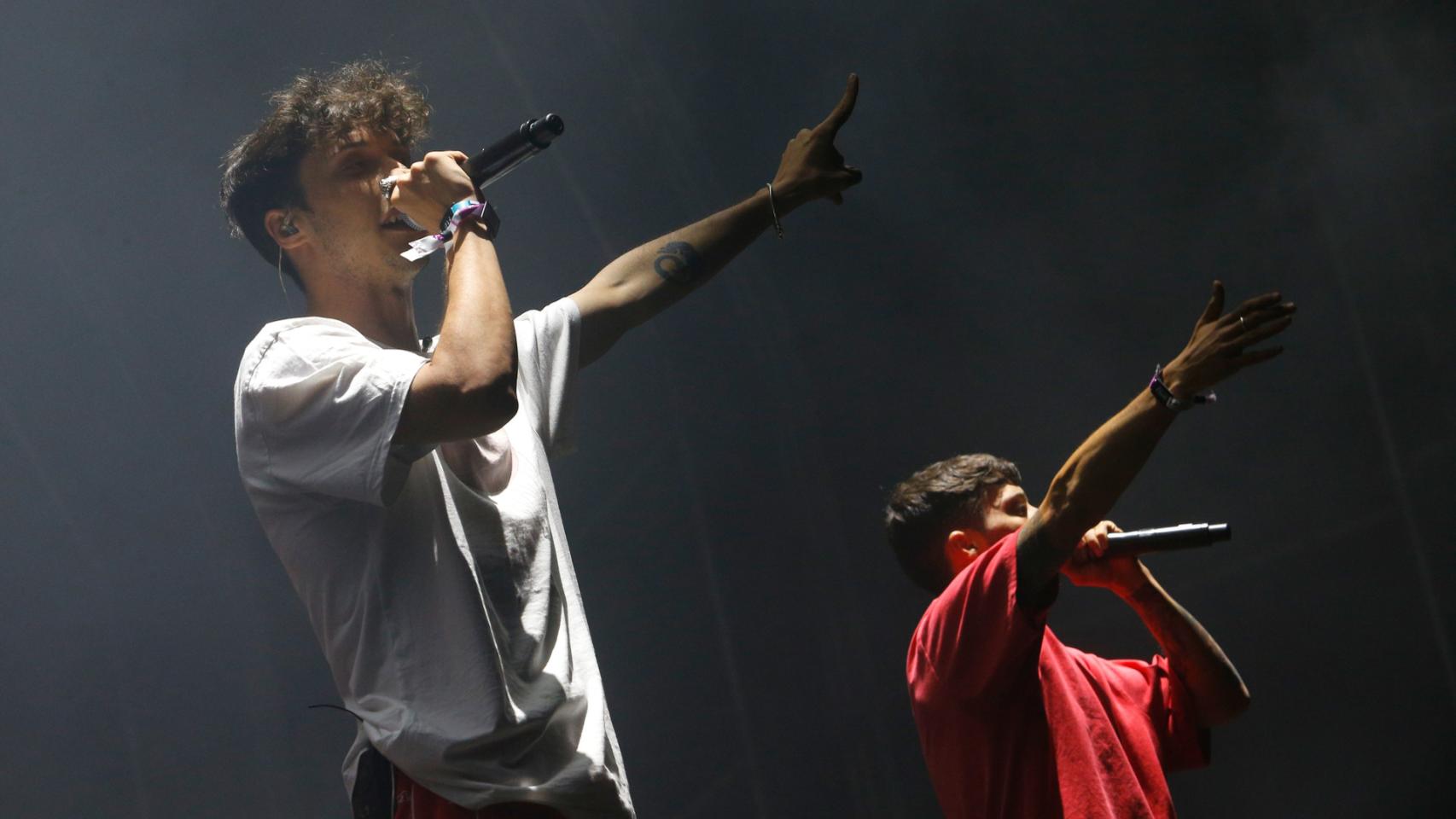 Los raperos Ayax y Prok en concierto.