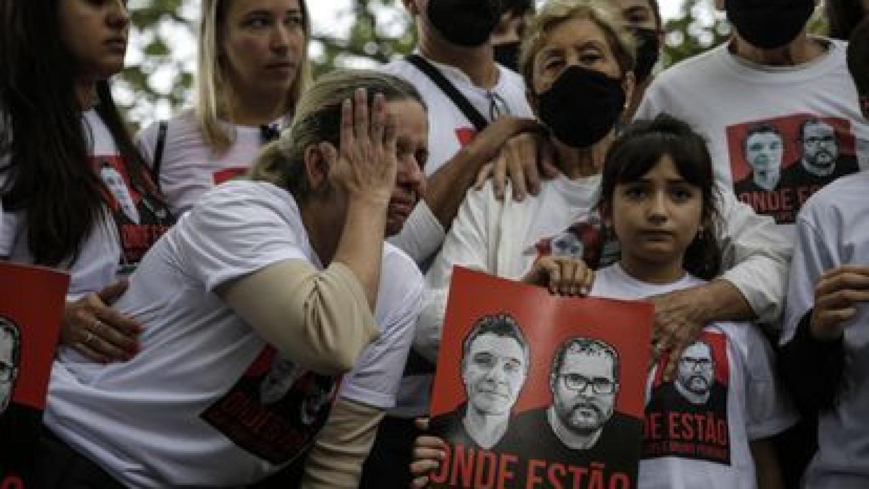 Un pancarta en la vigilia por Dom Phillips y Bruno Araujo Pereira, desaparecidos en la Amazonia.