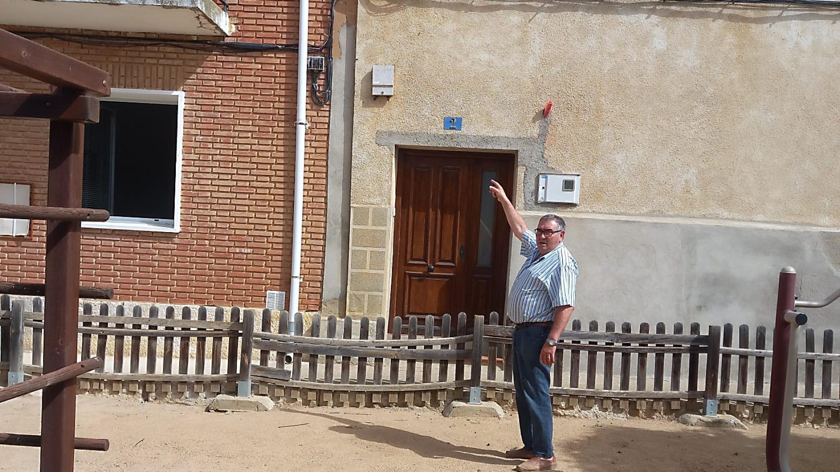 El alcalde de Barcial de la Loma, Mariano Carbajo, en la instalación de la fibra óptica en el pueblo