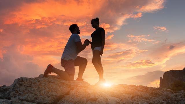 Un hombre le pide mano a su novia en un peñasco.