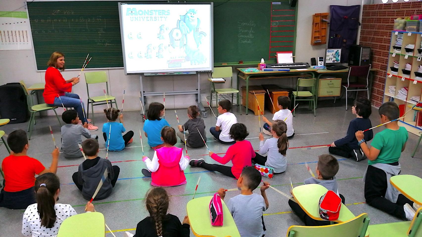 Alumnos atienden a las explicaciones de la profesora