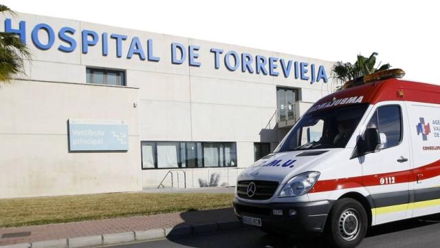 Una ambulancia en el Hospital de Torrevieja.