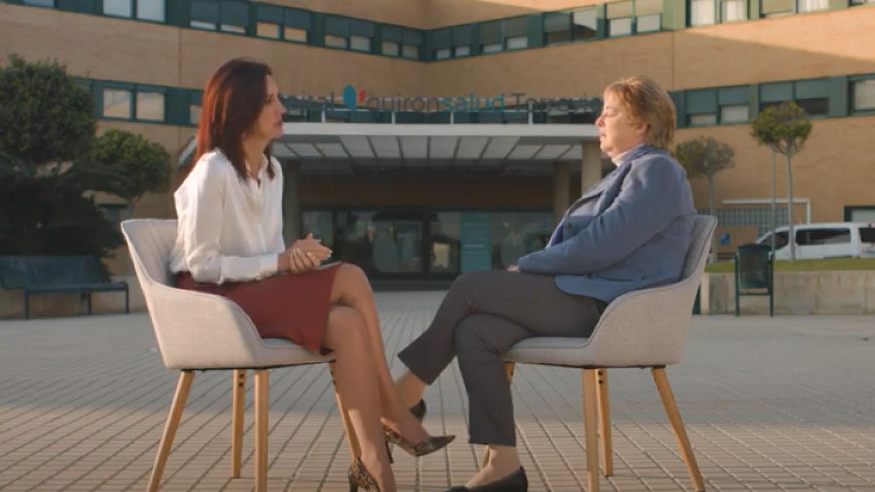 Responsable de la Unidad de Radioterapia de la Plataforma de Oncología Quirónsalud Torrevieja, la doctora Rosa Cañón, y la presidenta de la Asociación de Directivas y Profesionales de Alicante (AEPA), Marcela Fernández.