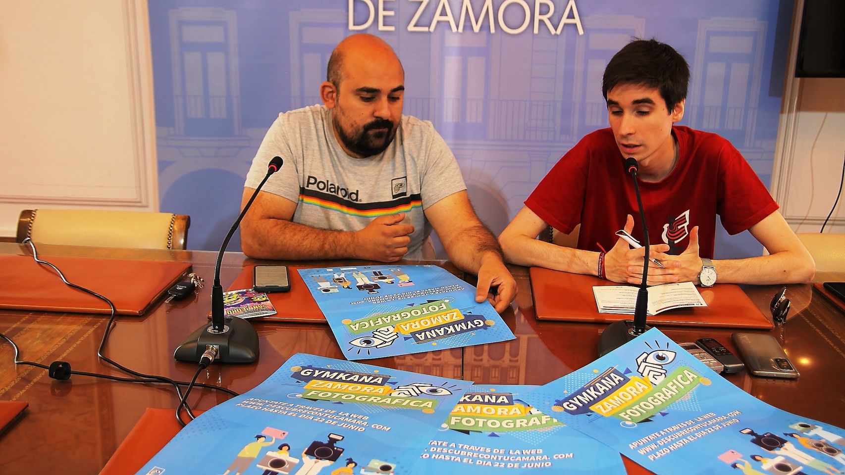 El concejal de Juventud y Fiestas, Sergio López, y el director de la PhotoEscuela, José Antonio Pascual